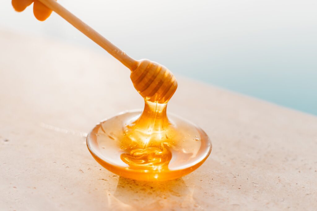   For years, many of us have turned to honey as a natural sweetener and a source of numerous health benefits. It's not just a delicious addition to your tea or a sweet drizzle on your morning toast; honey has been celebrated for its antibacterial properties, antioxidants, and potential to alleviate allergies. However, what if I told you that the way you've been enjoying honey might be sabotaging its potential health benefits? If you, like me, have been diligently spooning out honey from the jar with a trusty metal utensil, it's time to pause and reconsider. The surprising truth is that using a metal spoon may be counterproductive when it comes to reaping the full rewards of honey.
